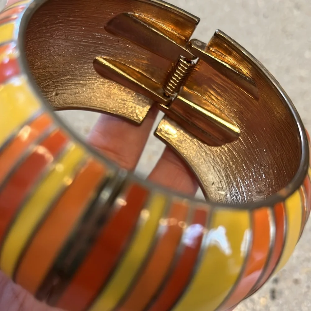 RETRO WIDE STRIPED ENAMELED BANGLE CLAM SHELL BRACELET HARVEST GOLD AND ORANGE
